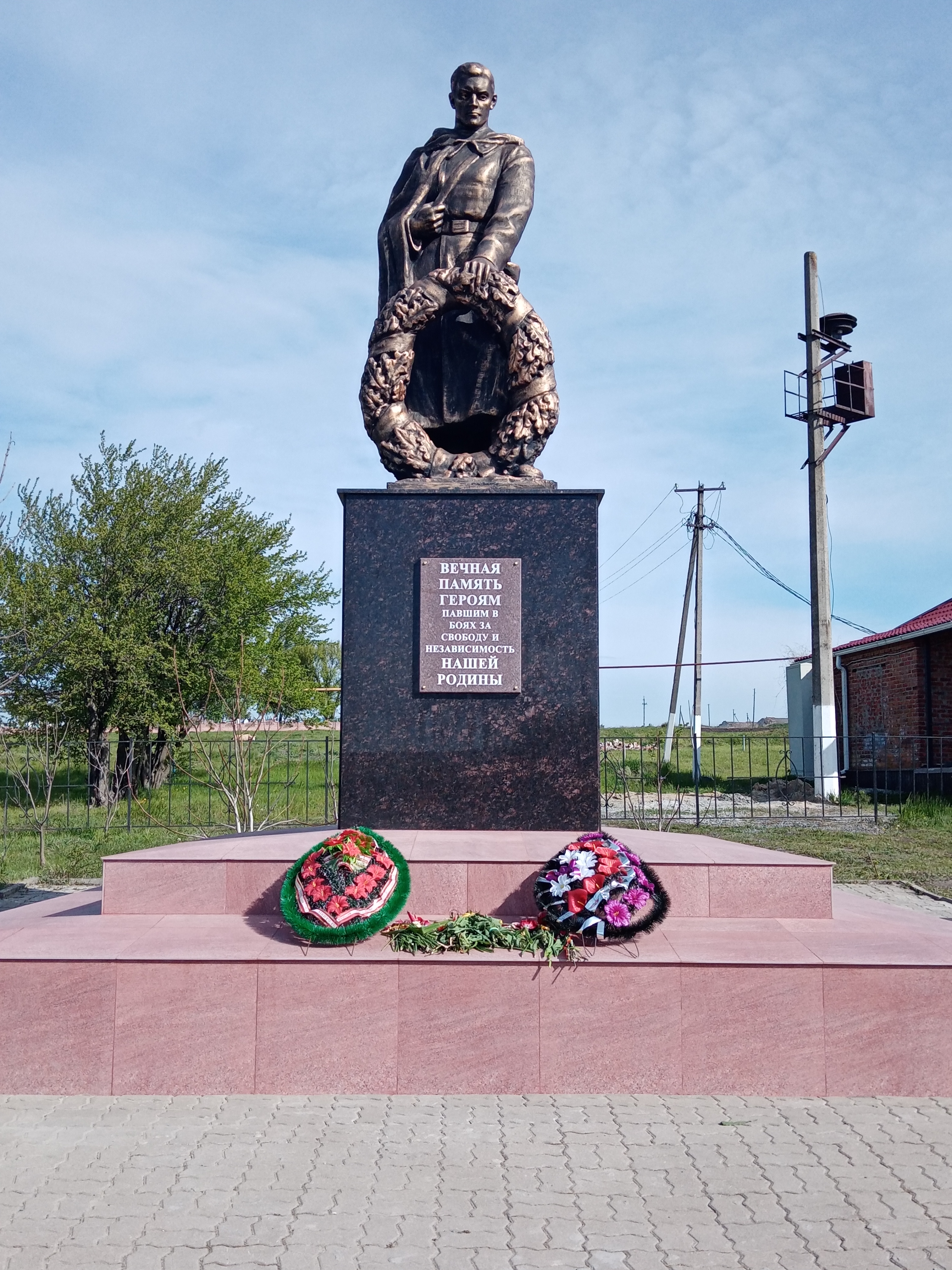 село Новоречье Памятник.