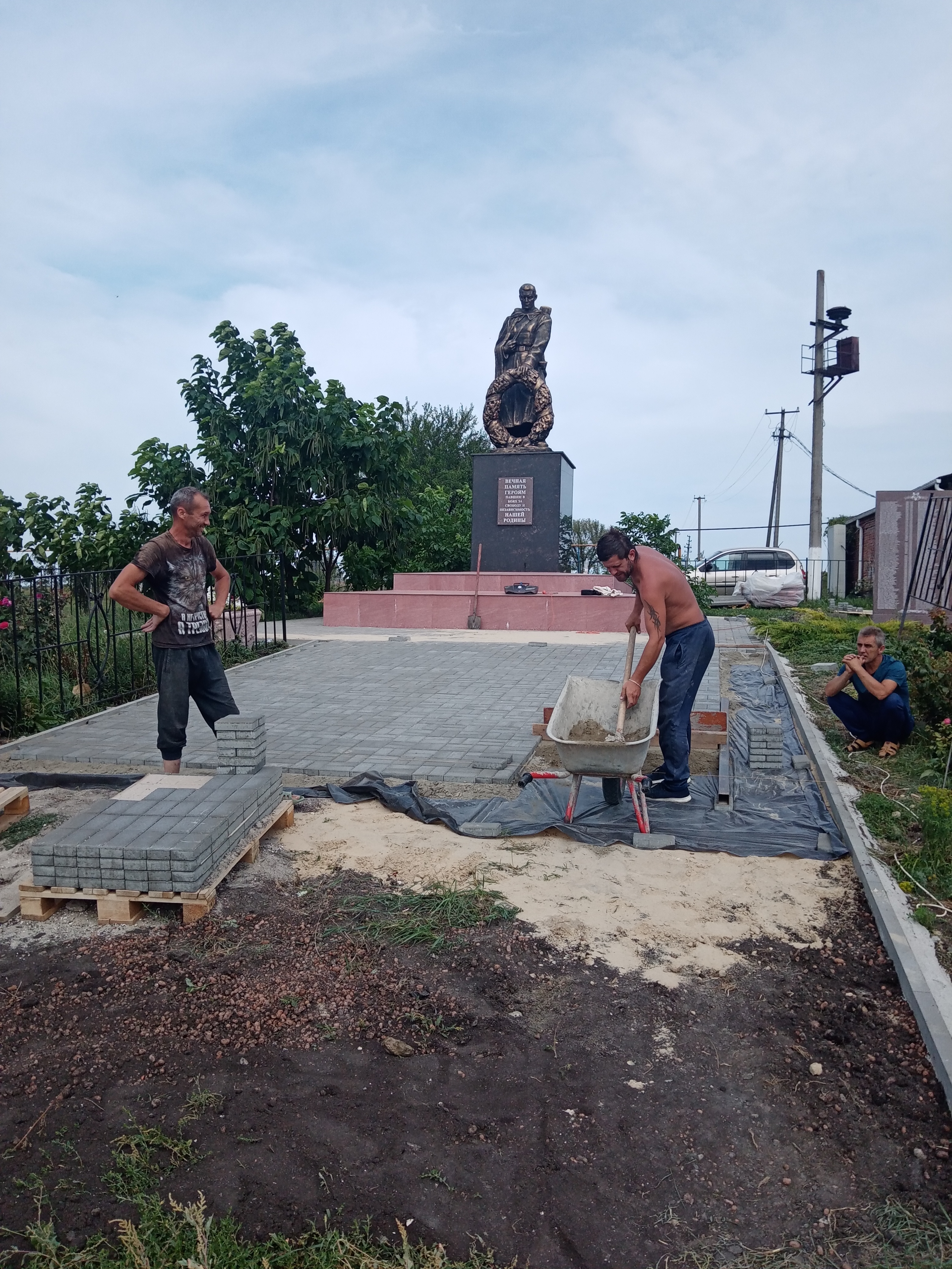 Укладка тротуарной плитки в рамках инициативного проекта.