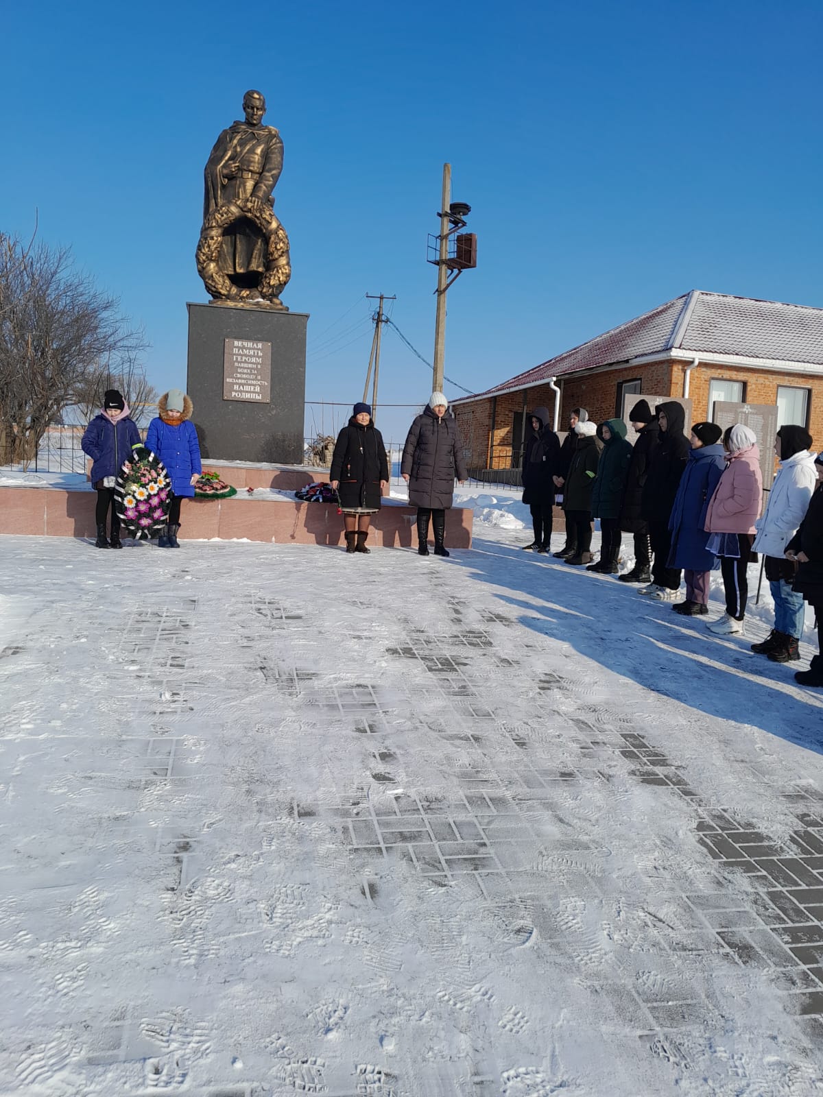 Возложение венков к памятнику к Дню защитника отечества.