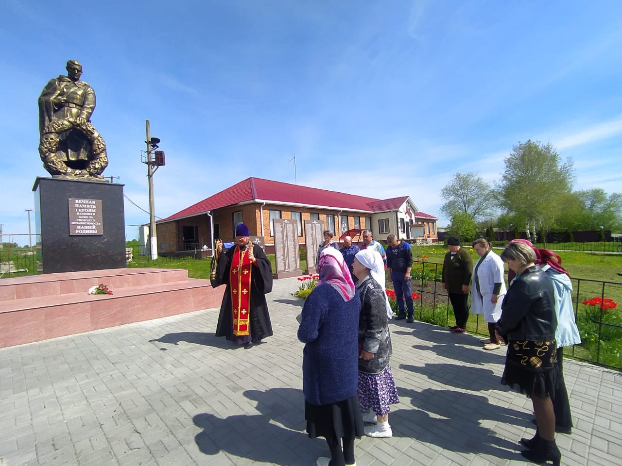 Молебен у памятника по  погибшим воинам.